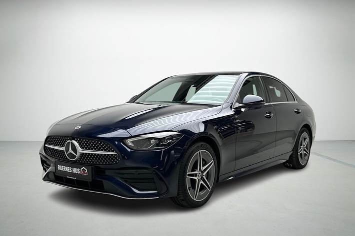 Blå Mercedes C300 e fra 2021 set udefra