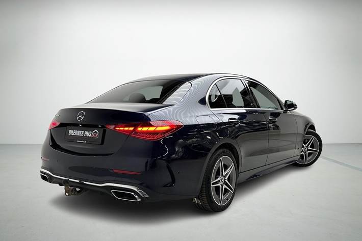 Blå Mercedes C300 e fra 2021
