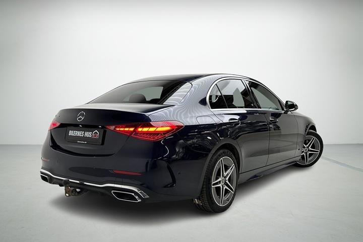 Blå Mercedes C300 e fra 2021