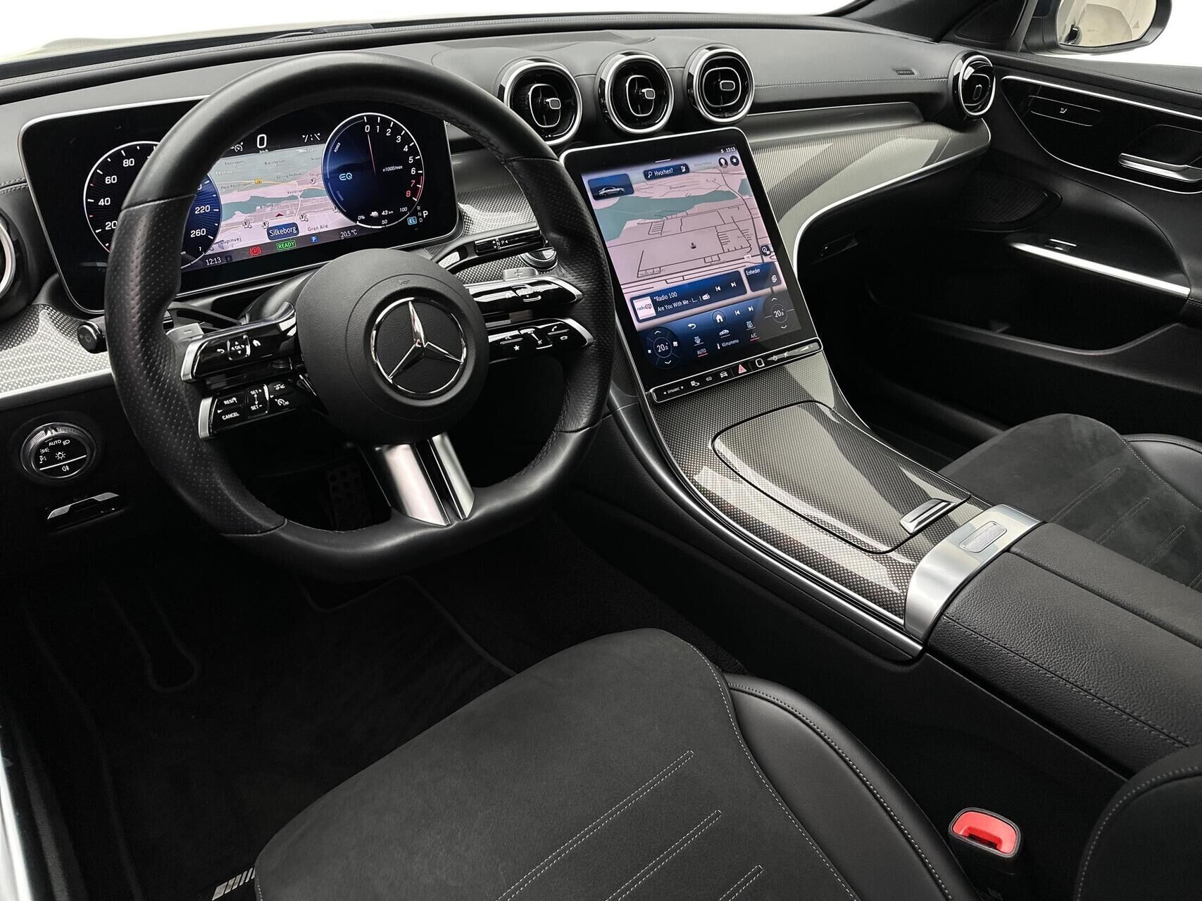 Blå Mercedes C300 e fra 2021