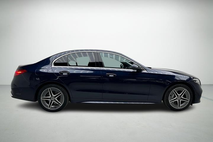 Blå Mercedes C300 e fra 2021
