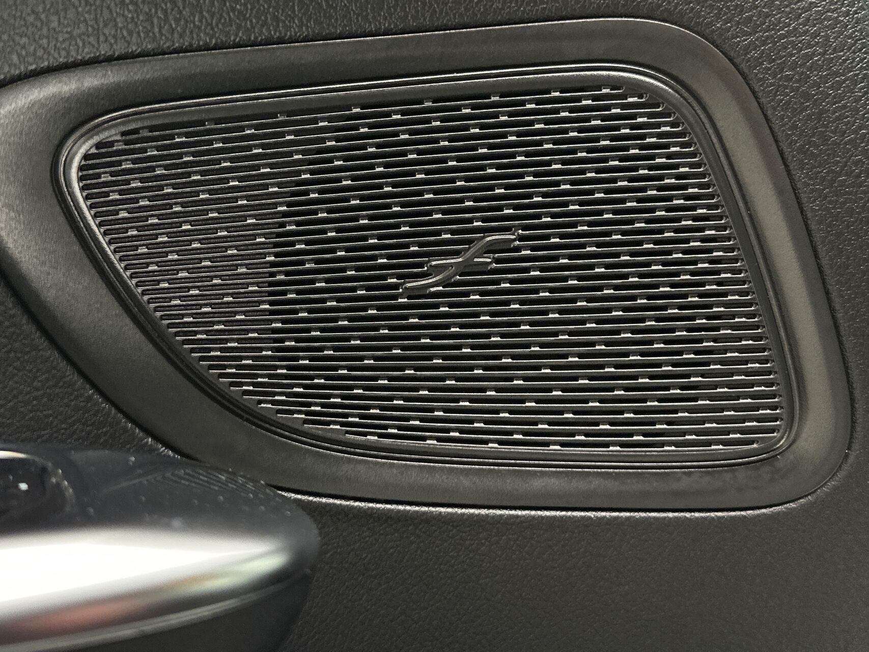Blå Mercedes C300 e fra 2021