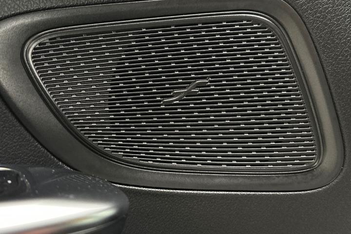 Blå Mercedes C300 e fra 2021