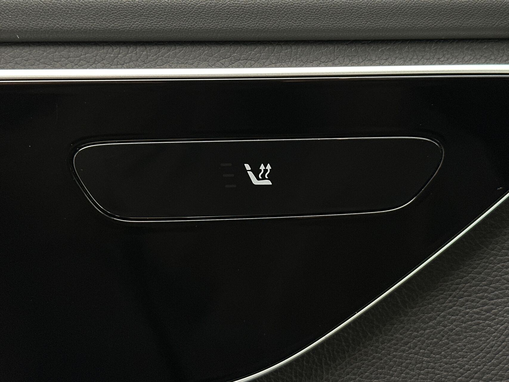 Blå Mercedes C300 e fra 2021