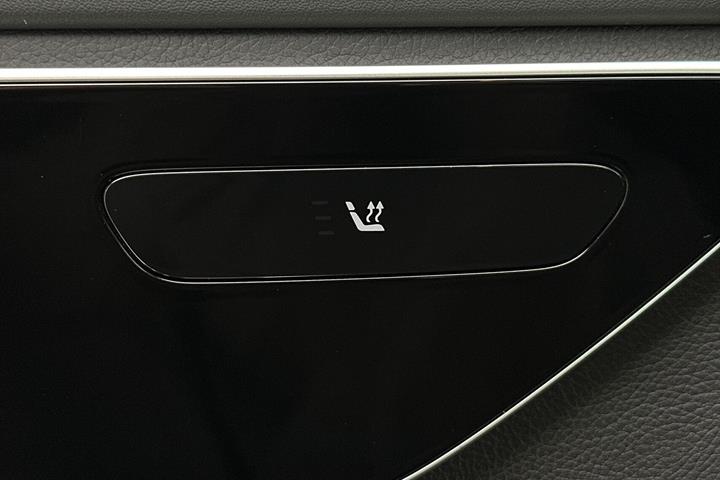 Blå Mercedes C300 e fra 2021