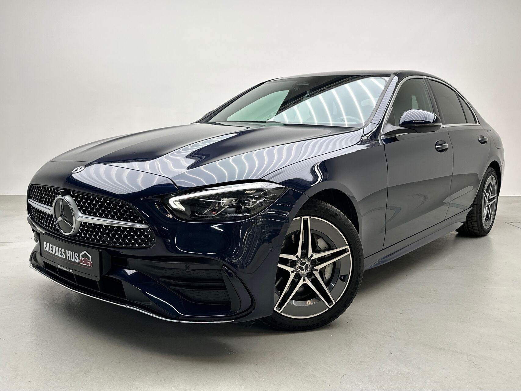 Blå Mercedes C300 e fra 2021