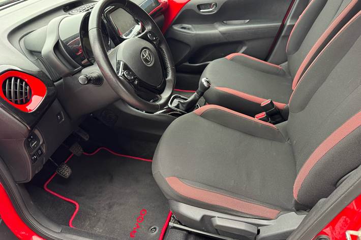 Rød Toyota Aygo fra 2017