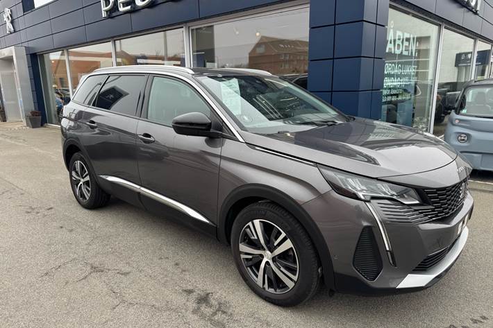 Grå Peugeot 5008 fra 2022 set udefra