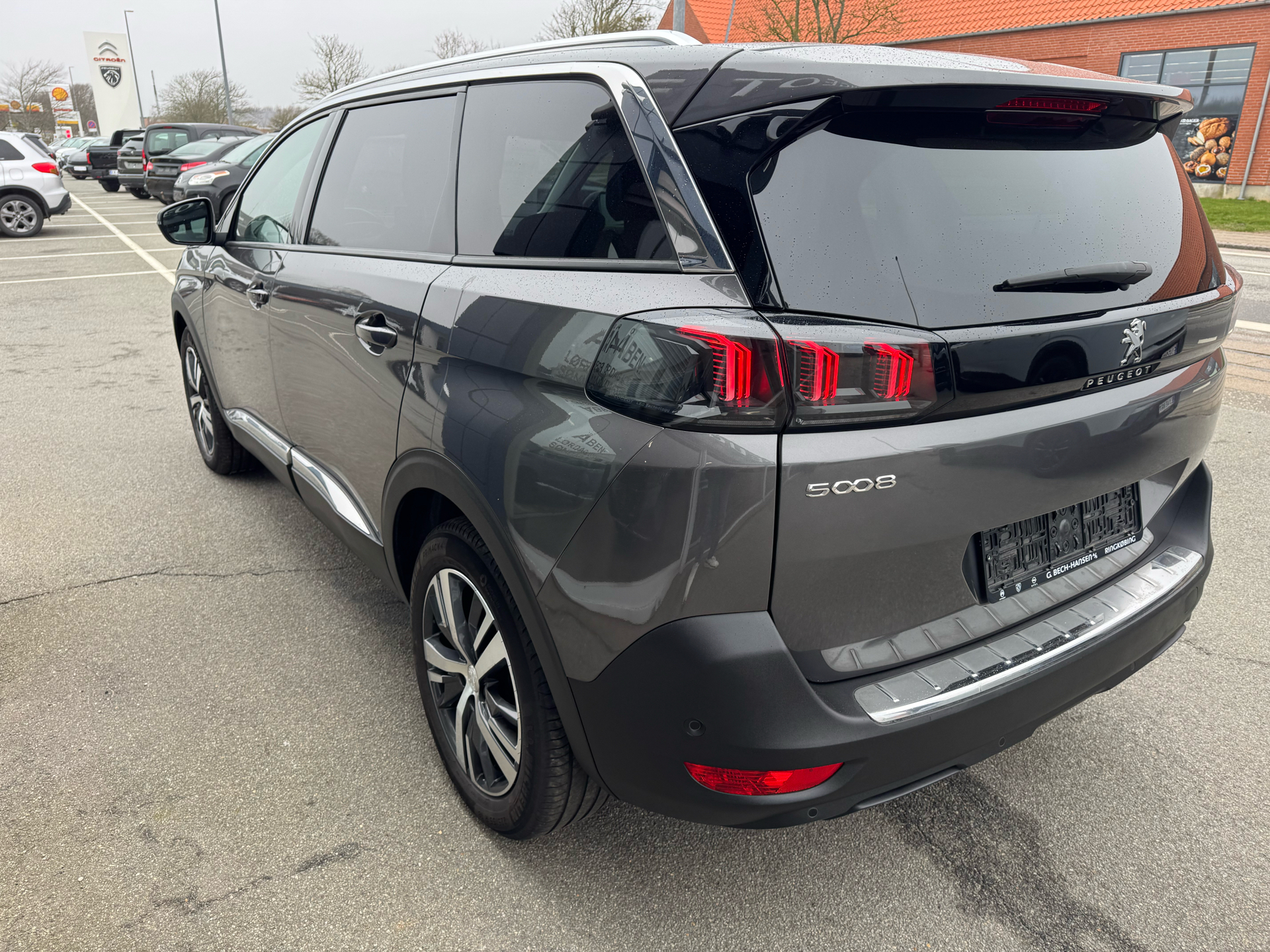 Grå Peugeot 5008 fra 2022