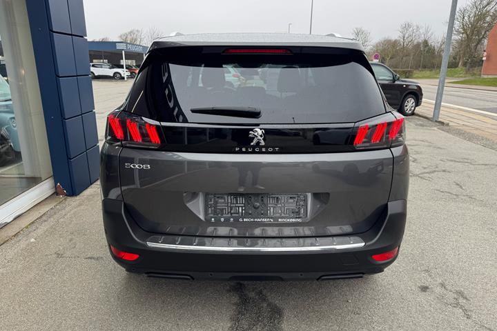 Grå Peugeot 5008 fra 2022