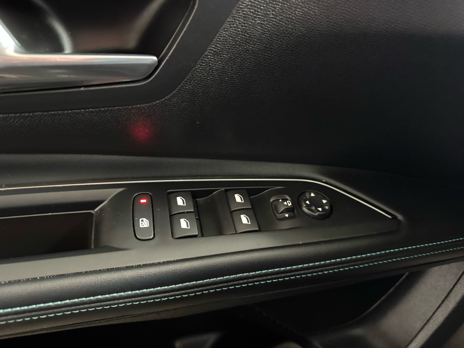 Grå Peugeot 5008 fra 2022