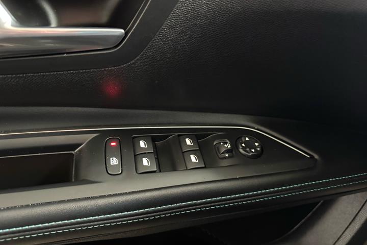 Grå Peugeot 5008 fra 2022