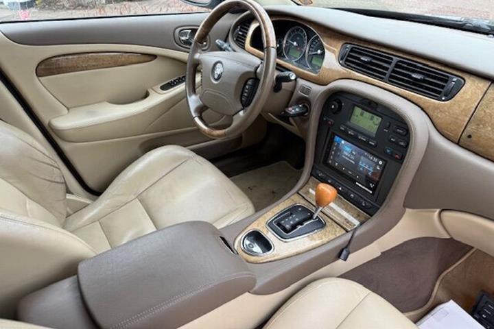 undefined Jaguar S-Type fra 2008 set indefra