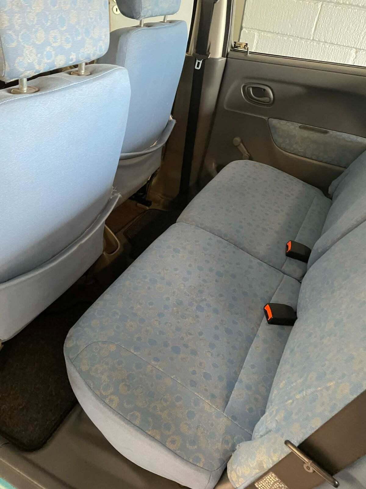 Gul Suzuki Wagon R+ fra 2002