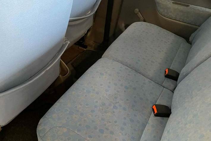 Gul Suzuki Wagon R+ fra 2002