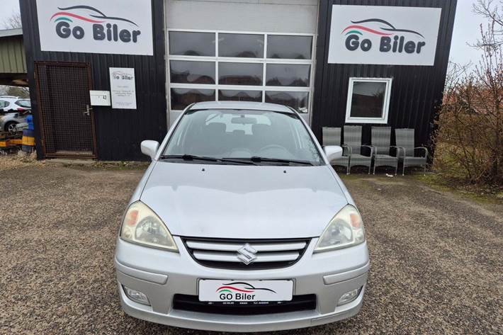 Grøn Suzuki Liana fra 2006