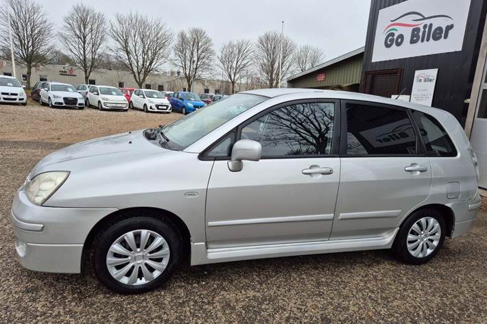 Grøn Suzuki Liana fra 2006