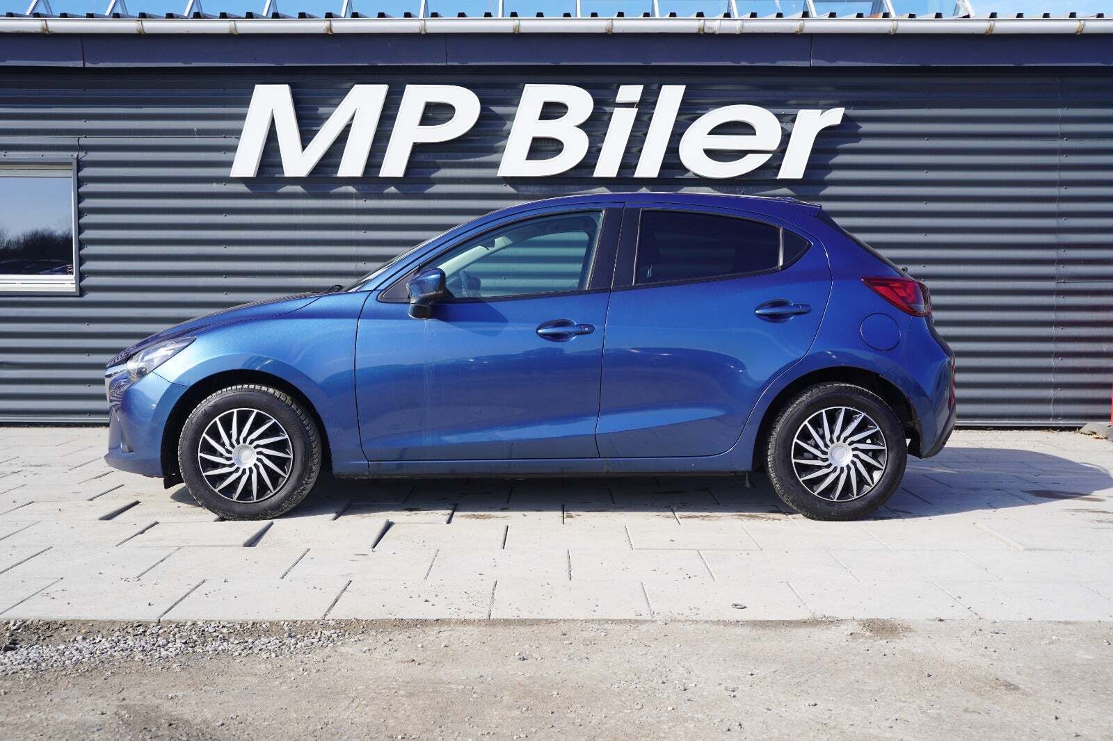 Blå Mazda 2 fra 2019