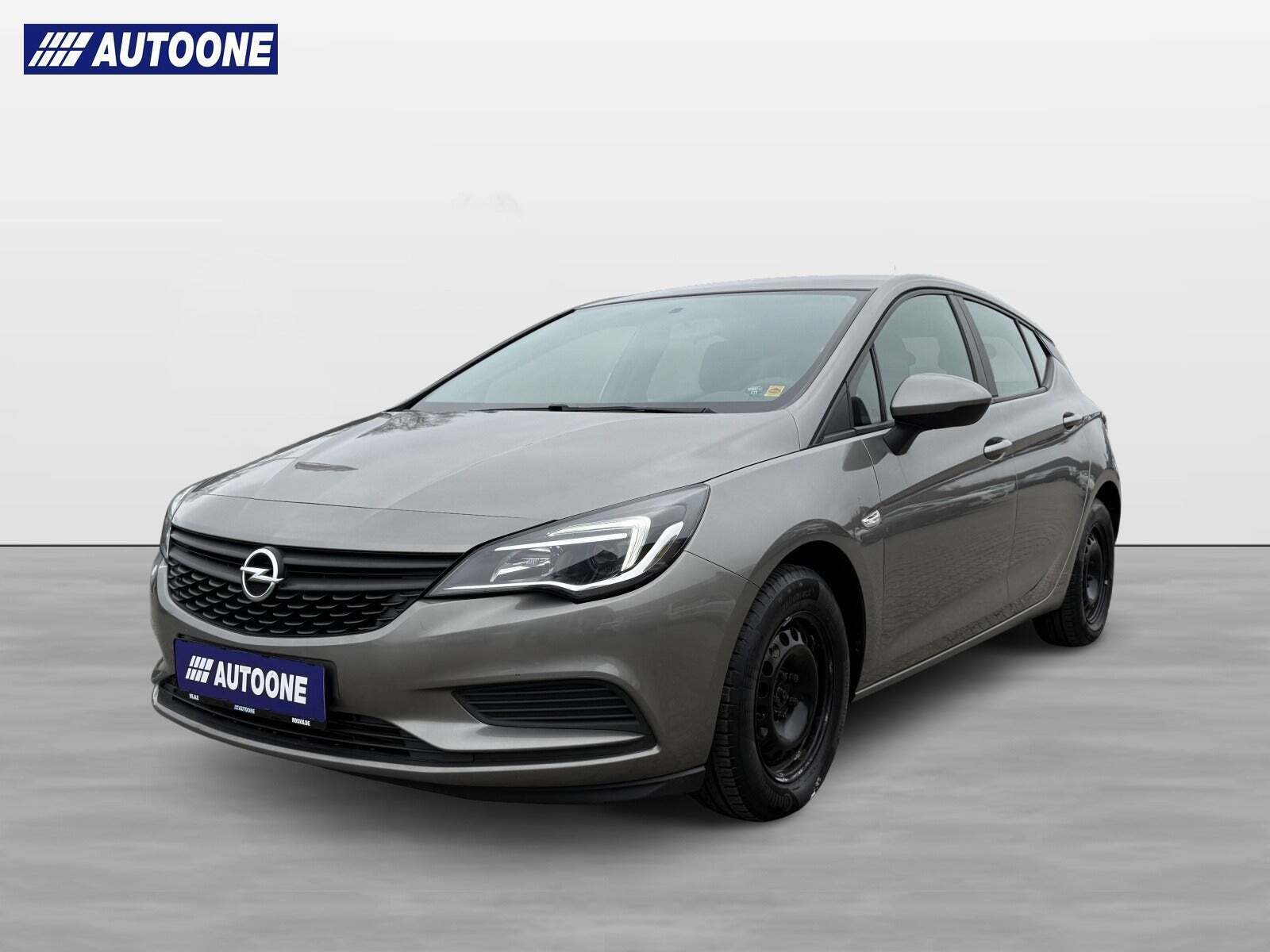 Sølv Opel Astra fra 2016