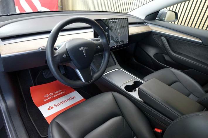 Grå Tesla Model 3 fra 2023