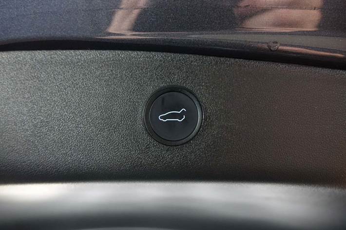 Grå Tesla Model 3 fra 2023