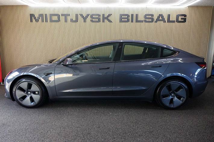Grå Tesla Model 3 fra 2022