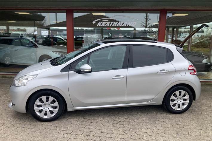 Sølv Peugeot 208 fra 2015