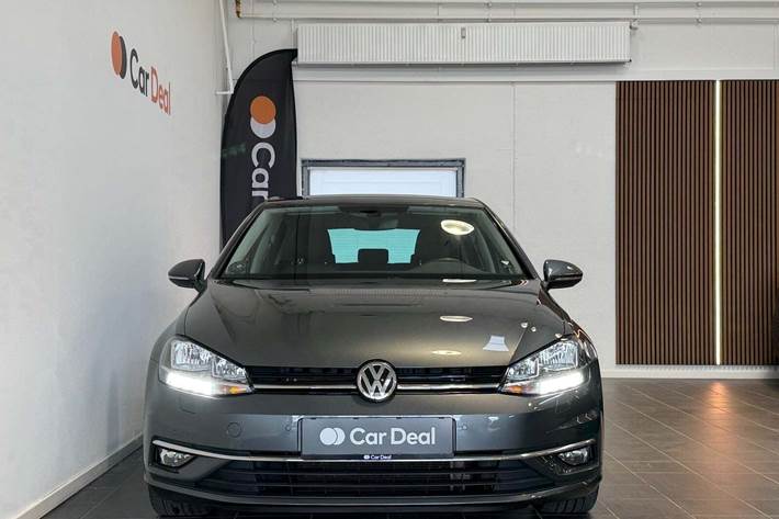 Grå VW Golf VII fra 2019