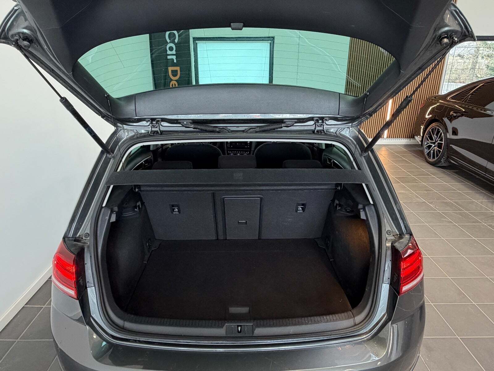 Grå VW Golf VII fra 2019