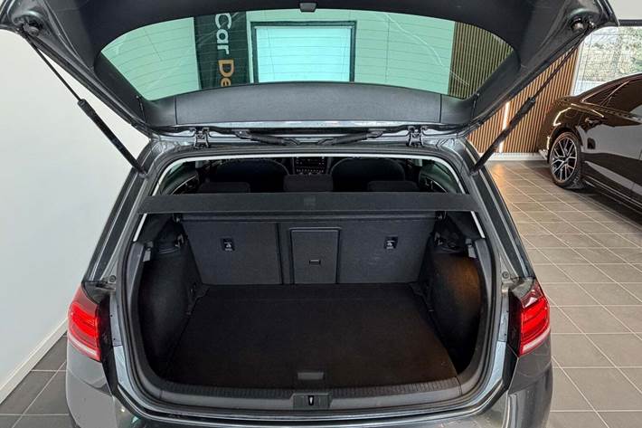 Grå VW Golf VII fra 2019