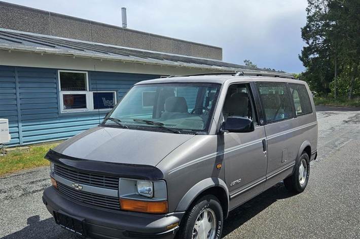 Sort Chevrolet Astro fra 1997 set udefra