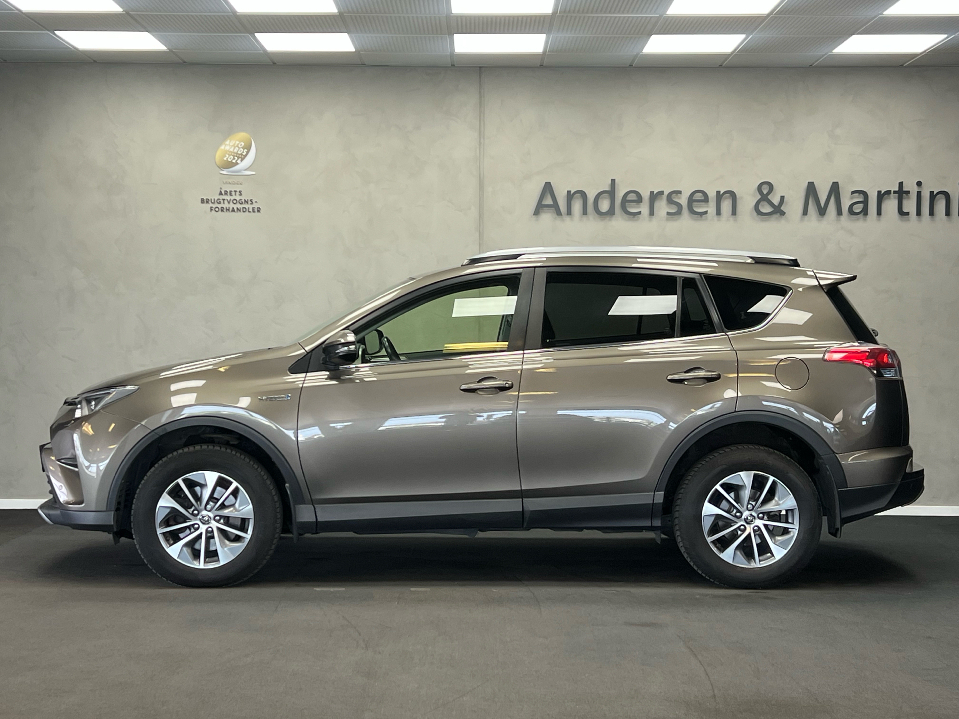 Grå Toyota RAV4 fra 2018