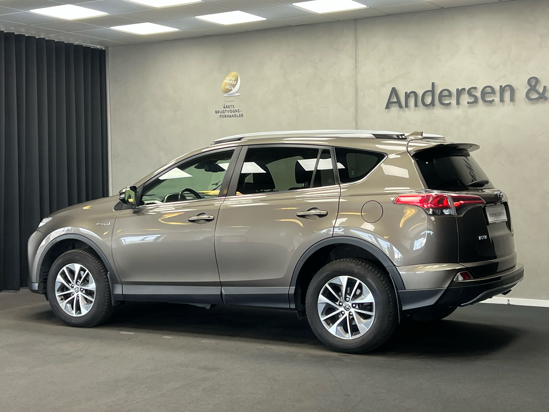 Grå Toyota RAV4 fra 2018