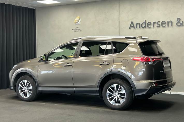 Grå Toyota RAV4 fra 2018