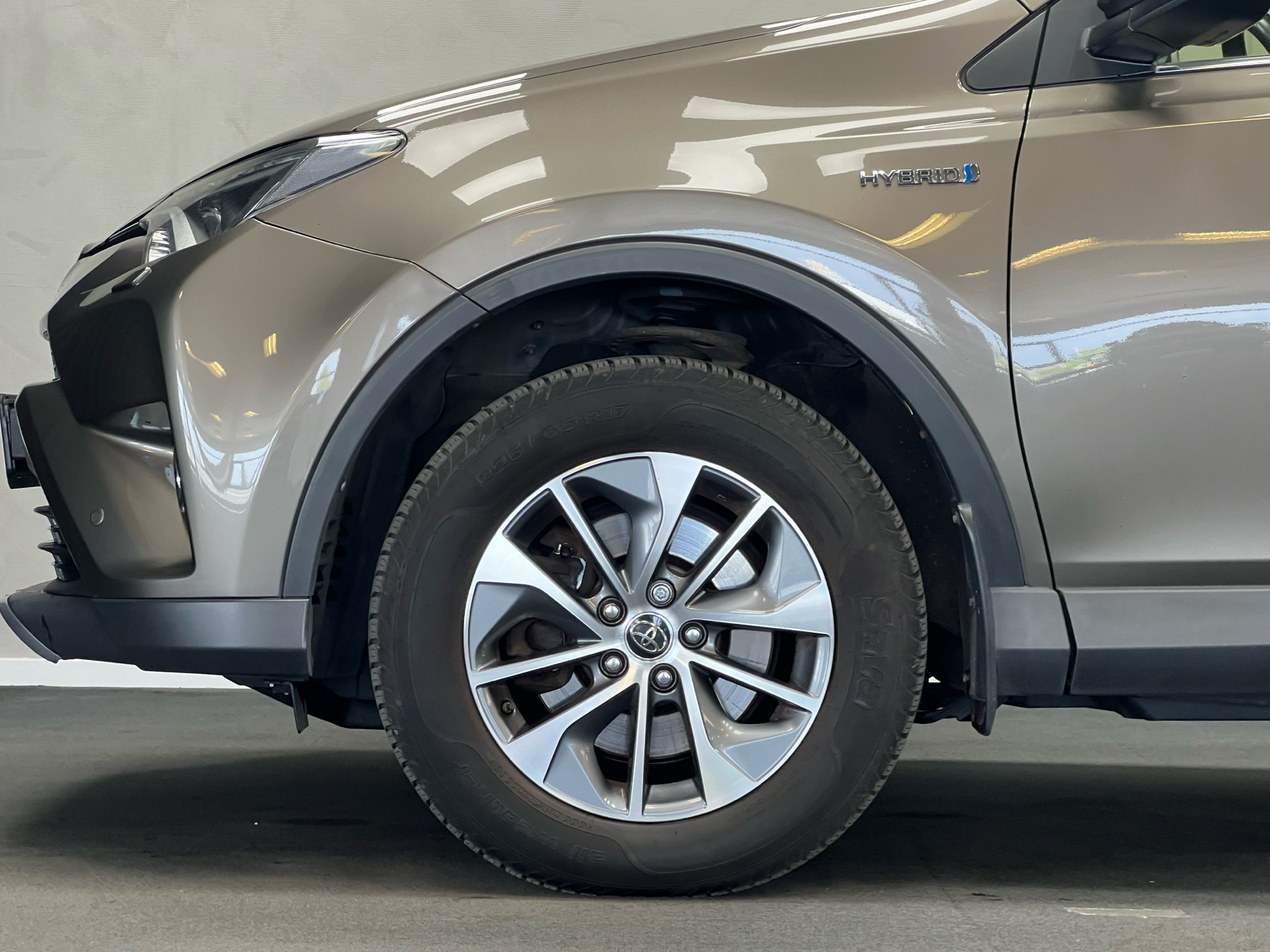 Grå Toyota RAV4 fra 2018