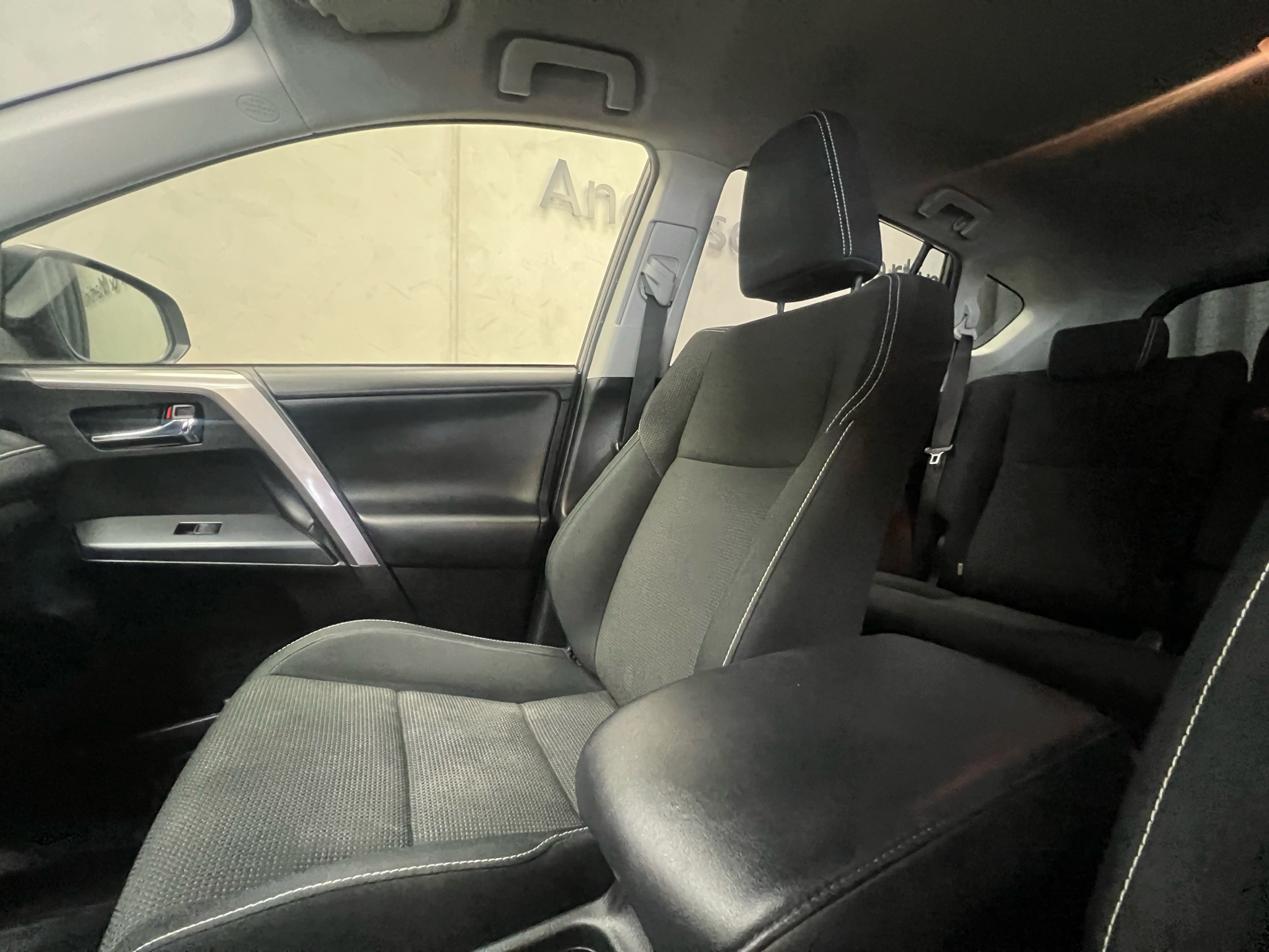 Grå Toyota RAV4 fra 2018