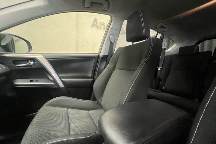 Grå Toyota RAV4 fra 2018