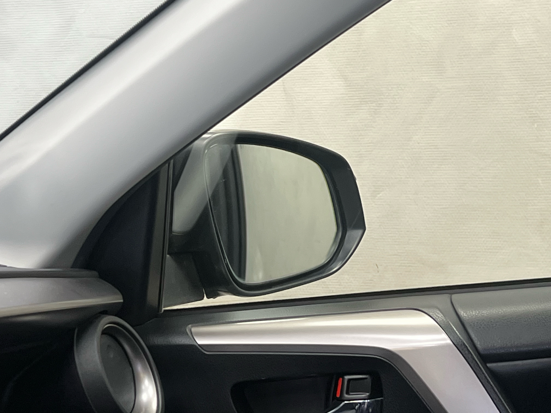 Grå Toyota RAV4 fra 2018