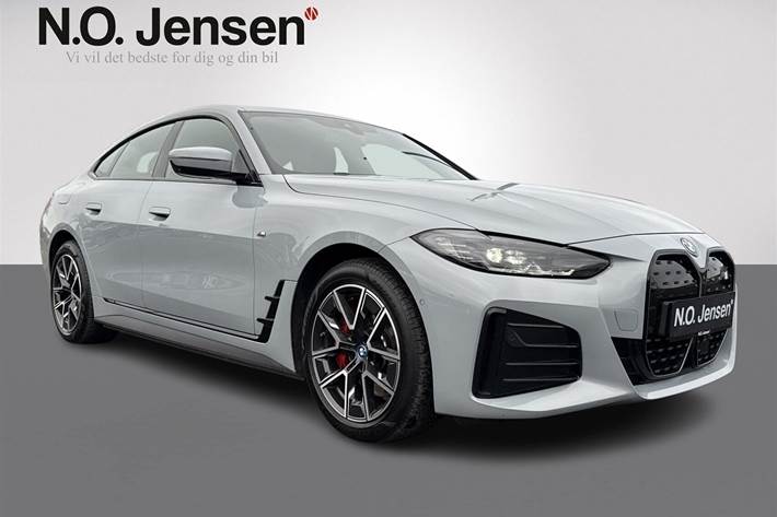 Grå BMW i4 fra 2023 set udefra