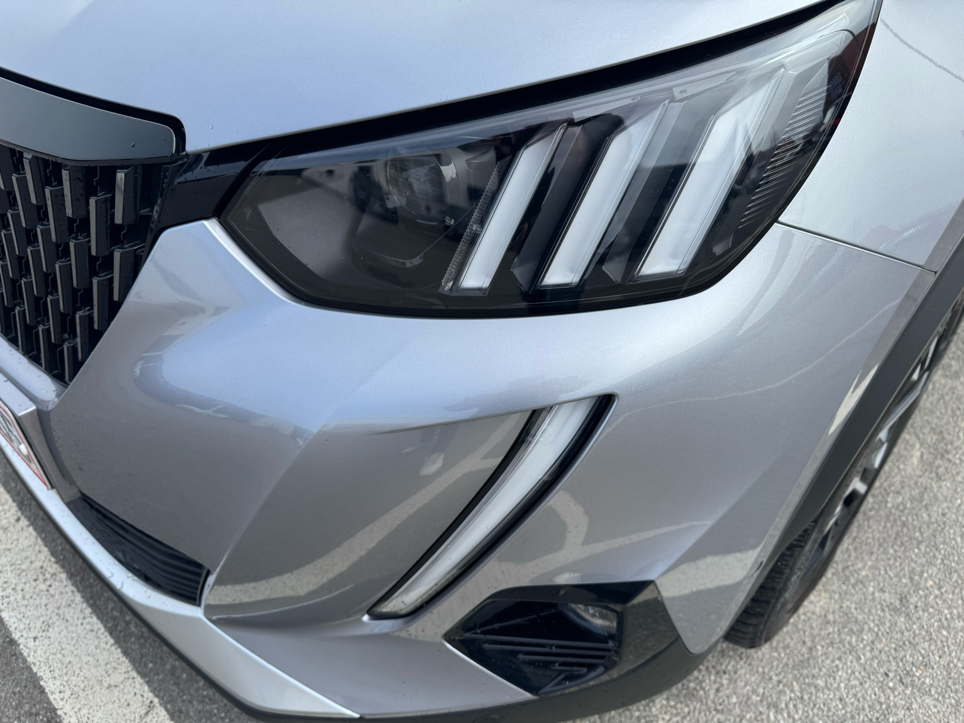 Grå Peugeot 2008 fra 2020