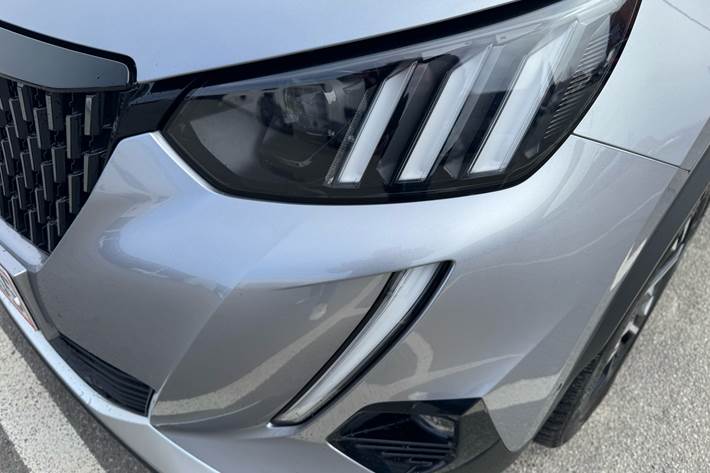 Grå Peugeot 2008 fra 2020