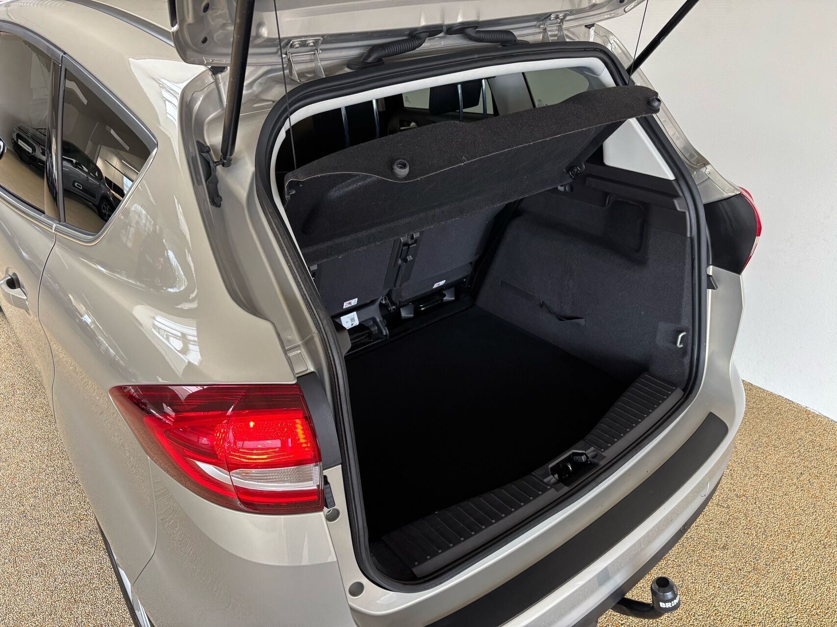 Beige Ford C-MAX fra 2018