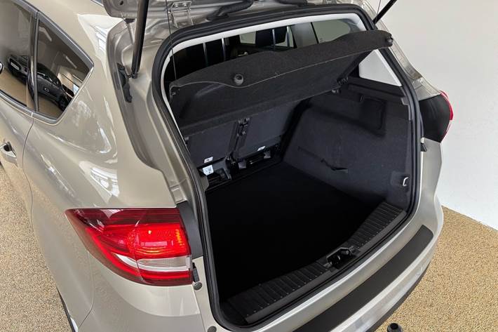 Beige Ford C-MAX fra 2018