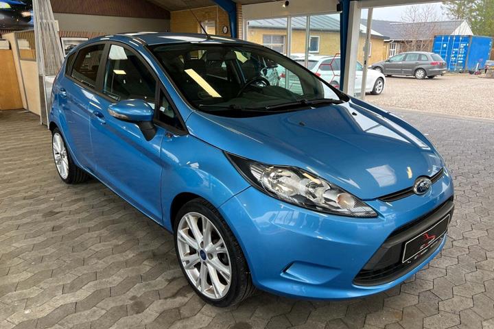 Blå Ford Fiesta fra 2010 set udefra