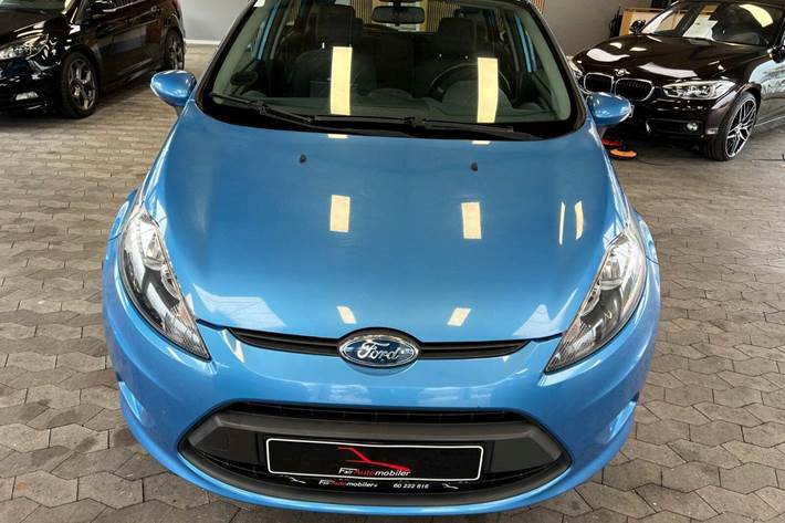 Blå Ford Fiesta fra 2010