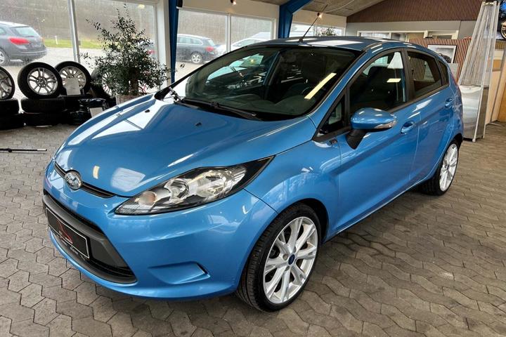 Blå Ford Fiesta fra 2010