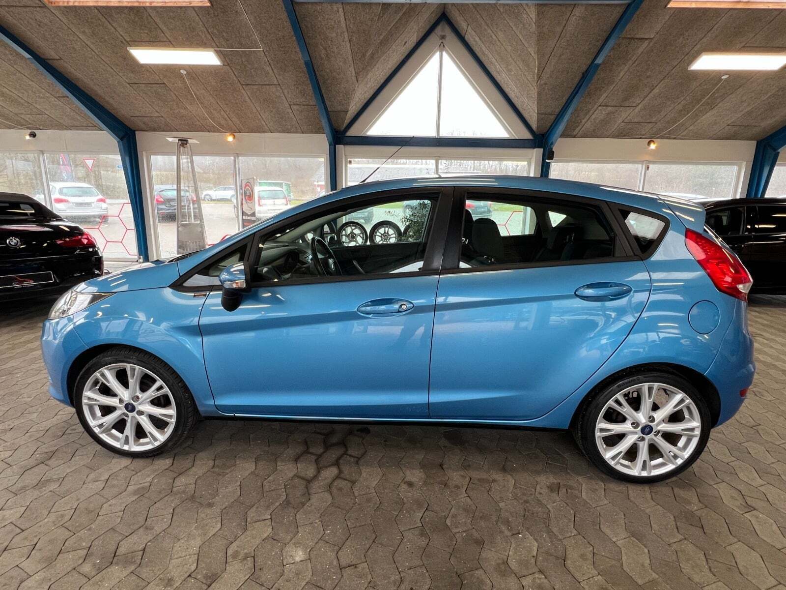 Blå Ford Fiesta fra 2010
