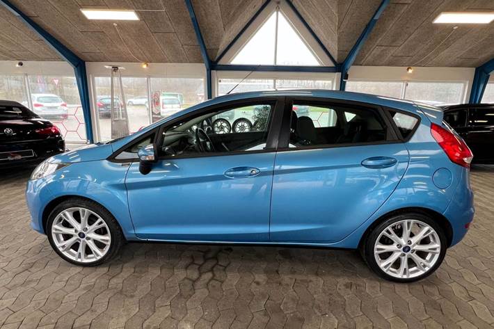 Blå Ford Fiesta fra 2010