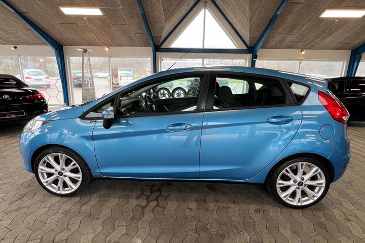 Blå Ford Fiesta fra 2010