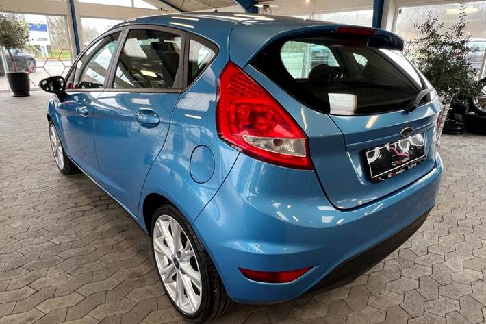 Blå Ford Fiesta fra 2010